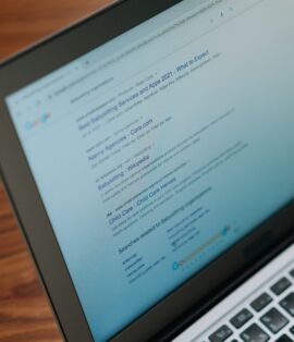 Persona revisando resultados de búsqueda y analítica web para diagnosticar por qué su sitio no aparece en Google