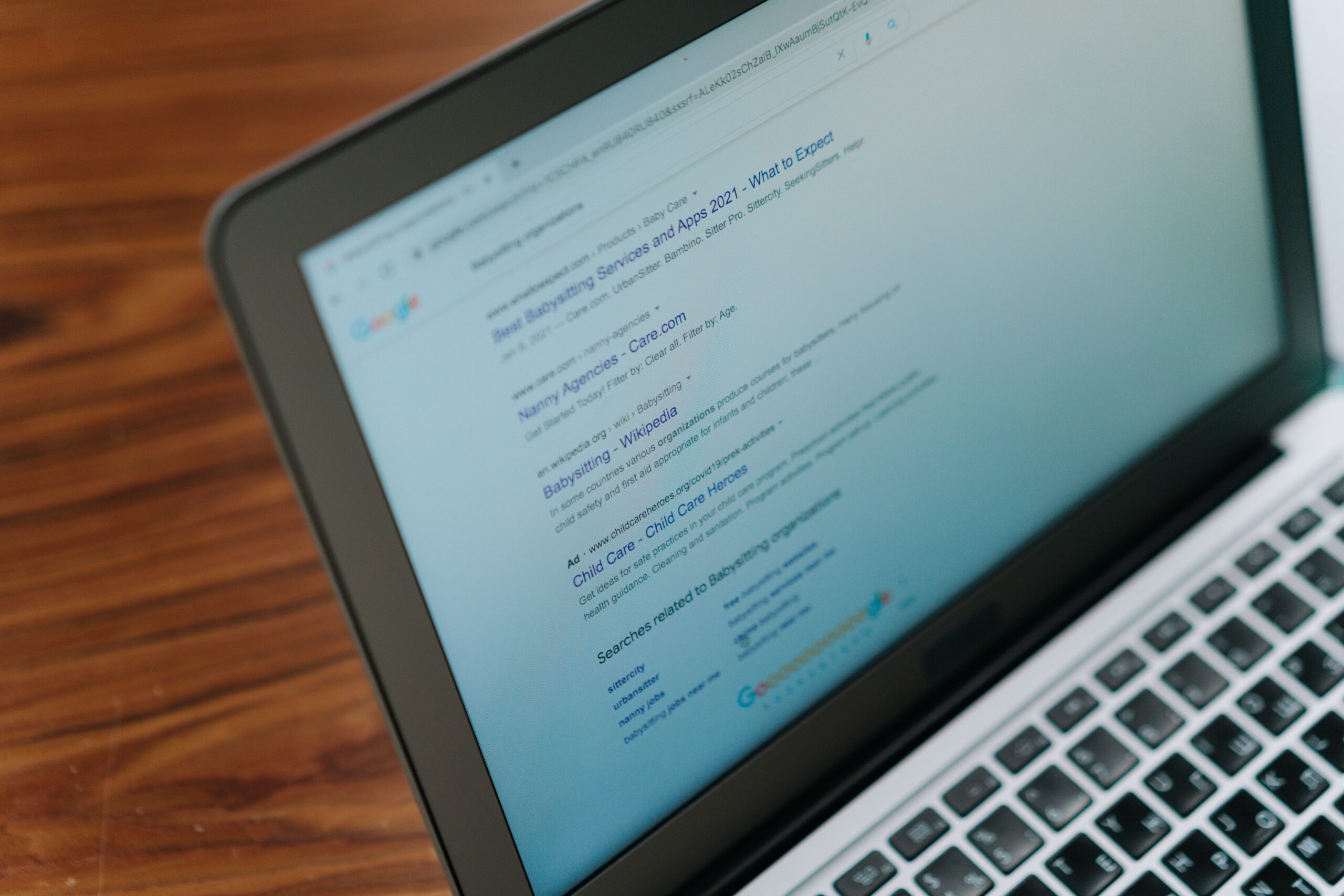 Persona revisando resultados de búsqueda y analítica web para diagnosticar por qué su sitio no aparece en Google