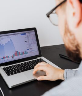 Emprendedor analizando el tráfico y la conversión de su web para descubrir por qué recibe visitas pero no consigue clientes