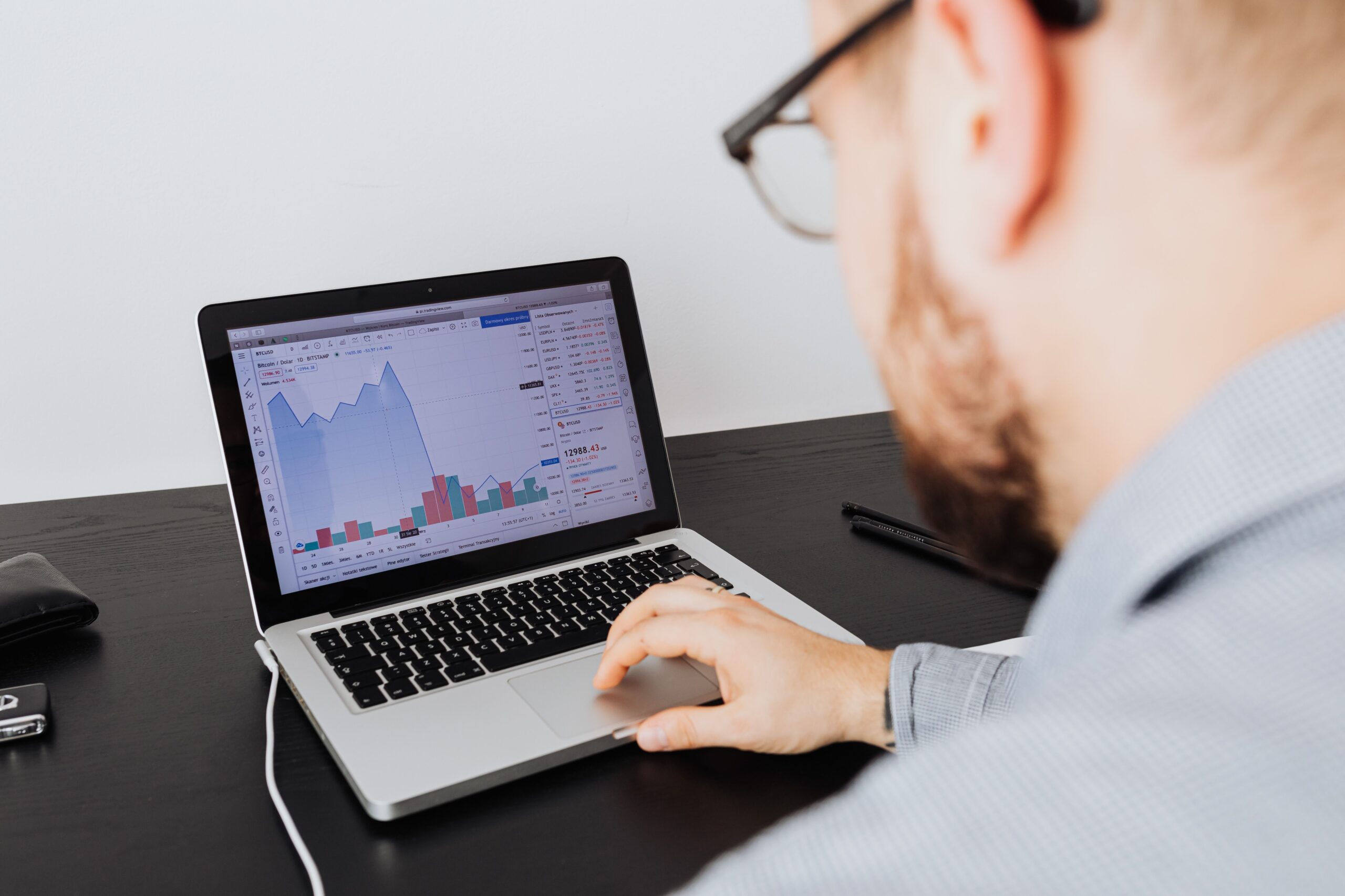 Emprendedor analizando el tráfico y la conversión de su web para descubrir por qué recibe visitas pero no consigue clientes